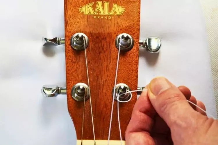 How to tie ukulele strings