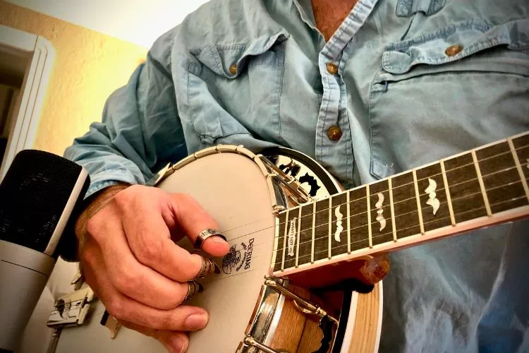 Can you play the banjo like a ukulele