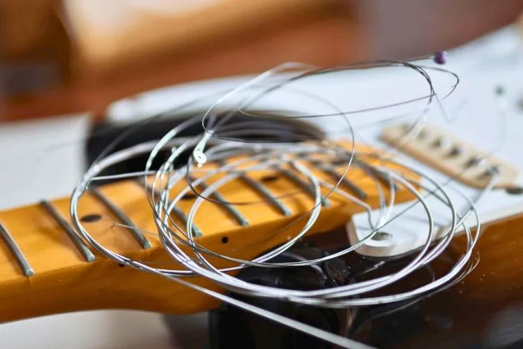 How often do electric guitar strings break