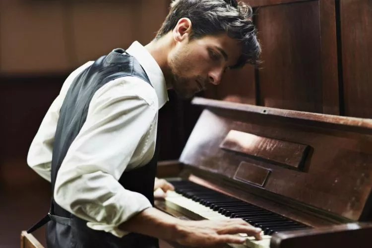 The Psychology behind Head Movement in Pianists
