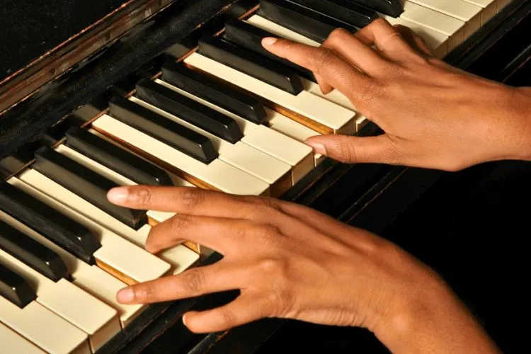 The Impact of Left-Handedness on Piano Technique